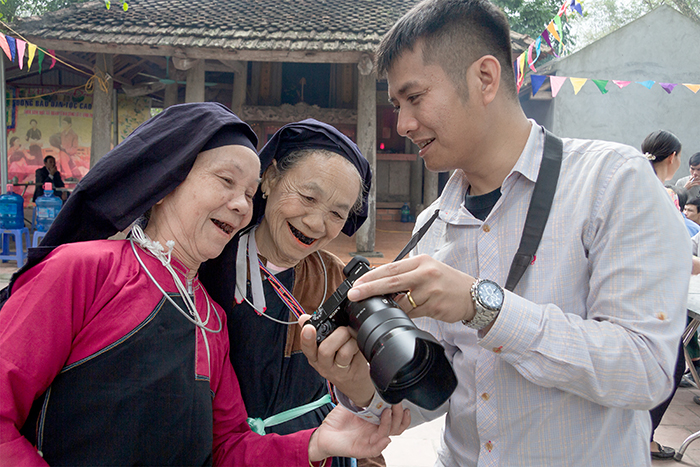 Nhà báo giao lưu cùng người dân địa phương. Ảnh: Nguyễn Tạ Vĩnh Hà